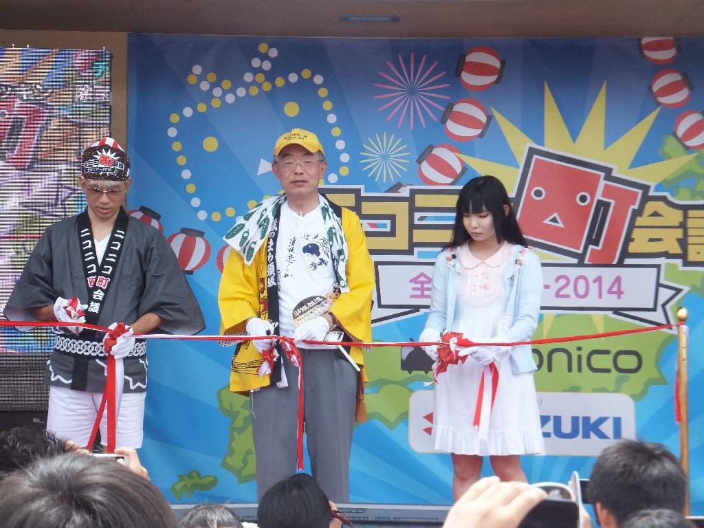 町MCのほるすさん、MCの山田ひさし氏、須坂市長三木氏の3名によるテープカットでツアー開幕が宣言された。