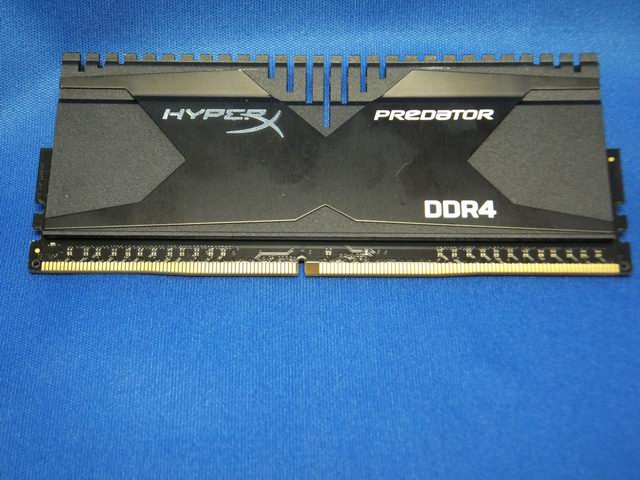 「HyperX PREDATOR」のロゴと「DDR4」の文字が誇らしげに並んでいる。