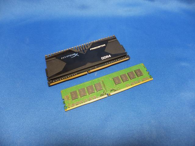 上がHyperX  PREDATOR DDR4、下が無印のDDR 4メモリー