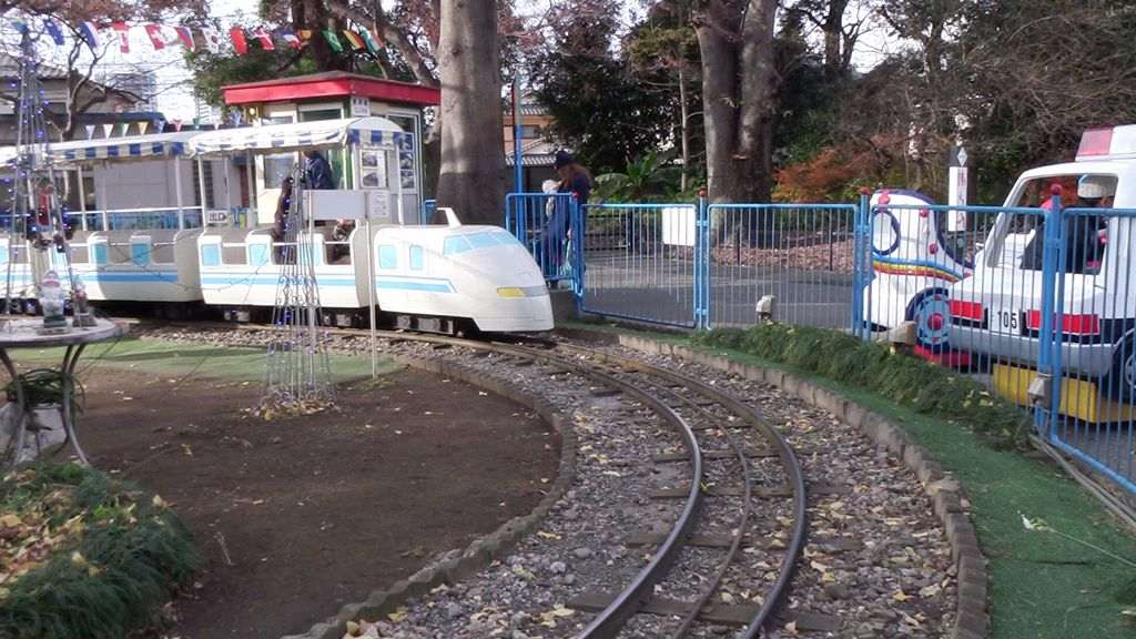 子供が乗った電車が通り過ぎた瞬間、自撮りで実況を入れることが可能だ。