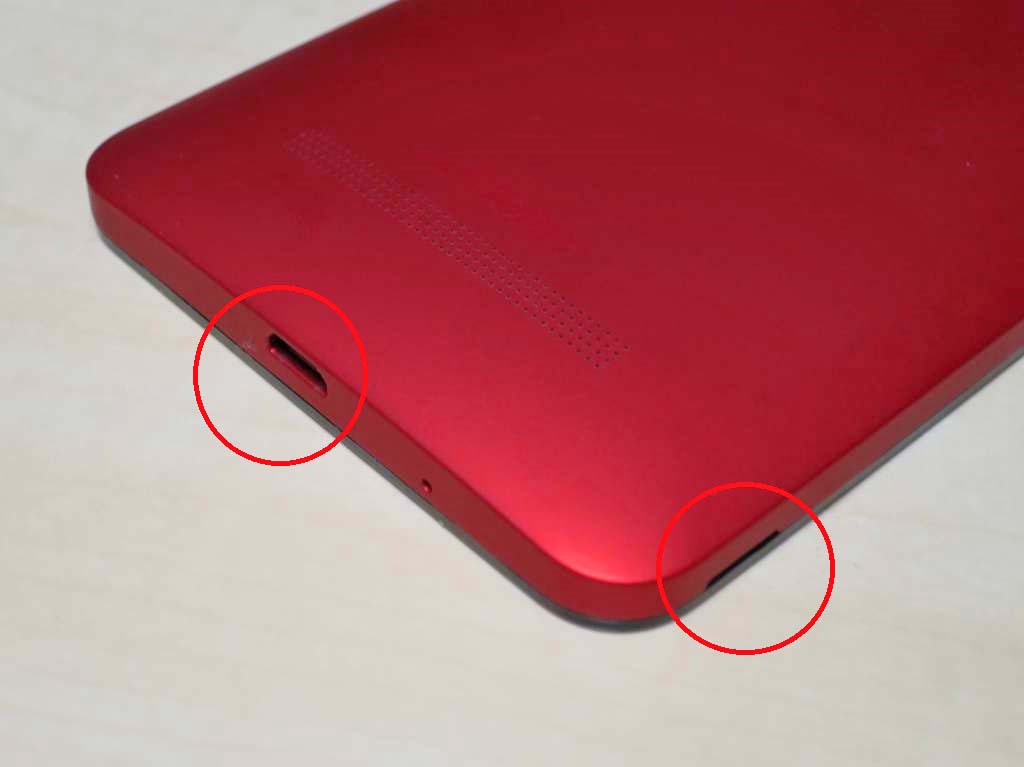 カバーの凹み、USBケーブルの穴にもツメを入れると、カバーは簡単に外せる。