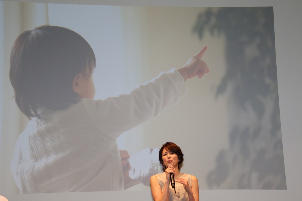 ご自身で撮影されたお子さんの写真について語る、吉瀬美智子さん
